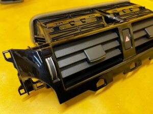 KRATKA NAWIEWU ŚRODKOWA DESKI KONSOLI LAND ROVER DISCOVERY 5 V L462 LHD