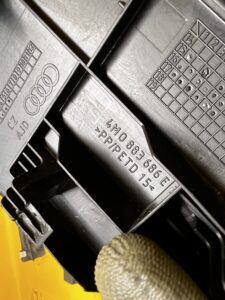 PRAWA OSŁONA ZAŚLEPKA SZYNY FOTELA AUDI Q7 4M0