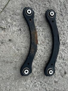 WAHACZ TYLNY TYŁ POPRZECZNY FORD ESCAPE MK4 1.5 EB 4WD 4X4