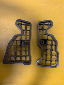 PRAWA PODPORA WYKŁADZINY WSPORNIK DYWANU AUDI Q7