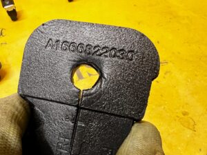 OSŁONA OBUDOWA WYGŁUSZENIE SŁUPKA PRZÓD A MERCEDES GLS X166