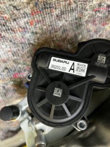 ZWROTNICA TARCZA ZACISK PIASTA TYŁ PRAWY SUBARU FORESTER VI SL 25-