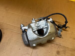 ZACISK HAMULCOWY PRZÓD PRAWY LAND ROVER DEFENDER II L663