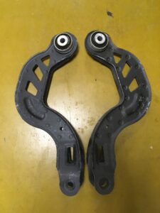 WAHACZ LEWY PRAWY TYŁ GÓRNY INFINITI Q30 7KM