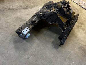 ĆWIARTKA PODŁUŻNICA FARTUCH KIELICH PRZÓD LEWY RANGE ROVER VELAR L560