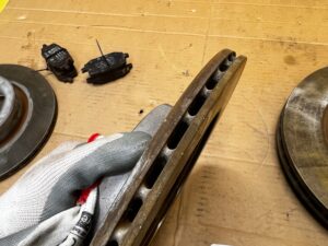 KOMPLET TARCZE KLOCKI HAMULCOWE PRZÓD TYŁ NISSAN QASHQAI III J12 1.5 B