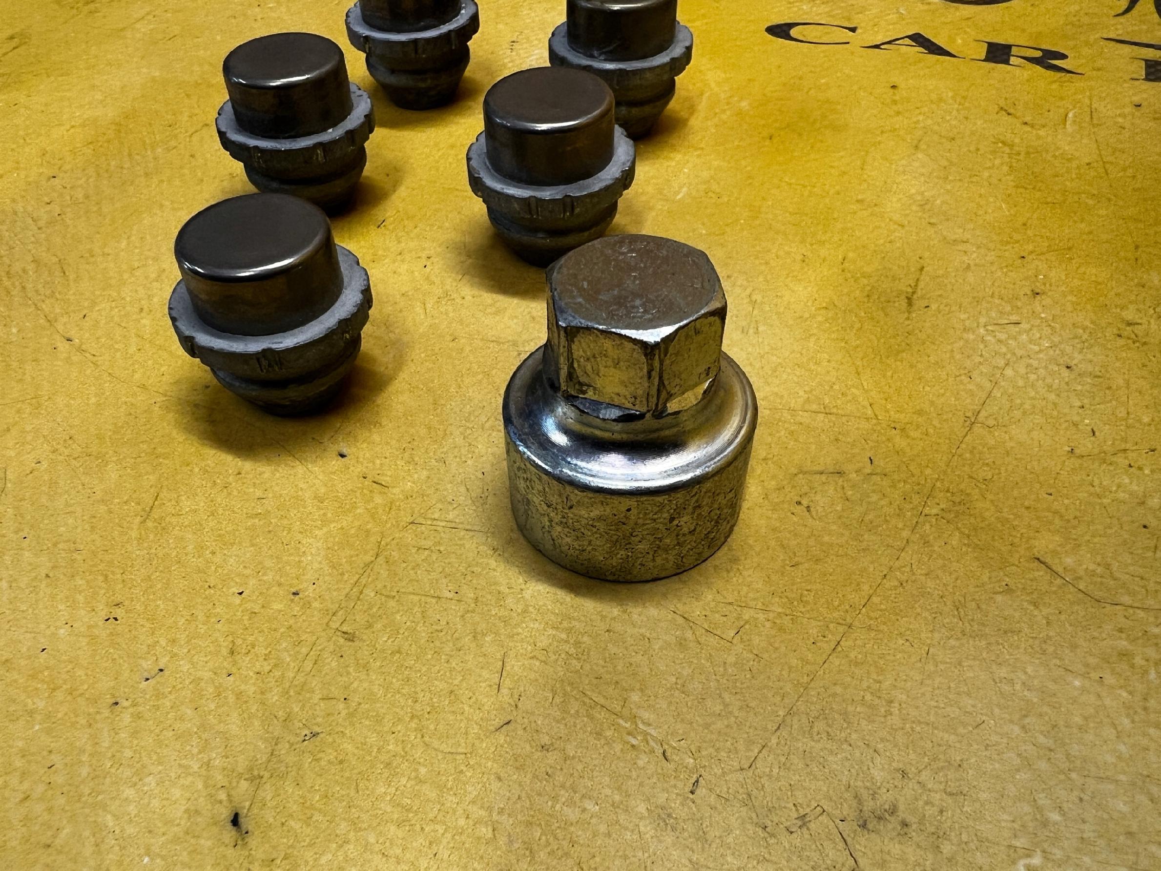 KOMPLET NOWE NAKRĘTKI ZABEZPIECZAJĄCE NA KOŁA FORD BRONCO 21-