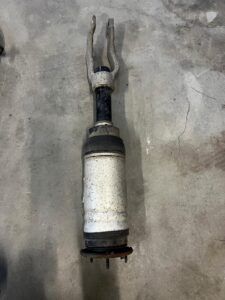 AMORTYZATOR PNEUMATYCZNY PRZÓD LEWY RANGE ROVER VELAR L560 2.0D