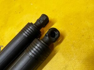 KOMPLET SIŁOWNIKI ELEKTRYCZNE KLAPY TYŁ BAGAŻNIKA PORSCHE MACAN 95B