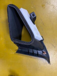 OSŁONA POSZYCIE SŁUPKA LEWY PRZÓD FORD FIESTA MK8