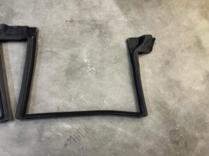 USZCZELKA DRZWI SZYB KAROSERII GÓRNA PRAWA 4 DRZWI FORD BRONCO 21-