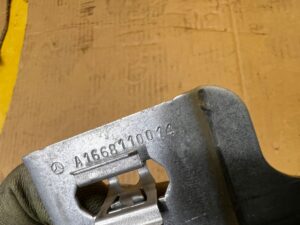 UCHWYT MOCOWANIE WSPORNIK PODSUFITKI PRZÓD PRAWY LEWY MERCEDES GLS X166