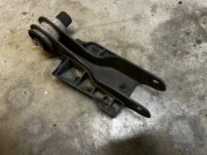 WAHACZ TYŁ TYLNY LEWY RANGE ROVER VELAR L560