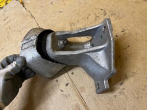 ŁAPA PODUSZKA PODPORA SILNIKA LEWA CHEVROLET CORVETTE C5 97-04