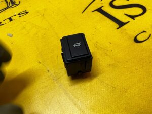 PRZEŁĄCZNIK PANEL KLAPY TYŁ BAGAŻNIKA RANGE ROVER VELAR L560