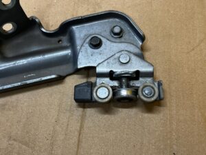 ROLKA PROWADNICA DRZWI PRZESUWNYCH DOLNA TYŁ LEWY NISSAN E-NV200 NV200