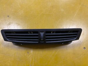 ŚRODKOWA KRATKA NAWIEWU FORD KUGA MK2 AM51R01815A