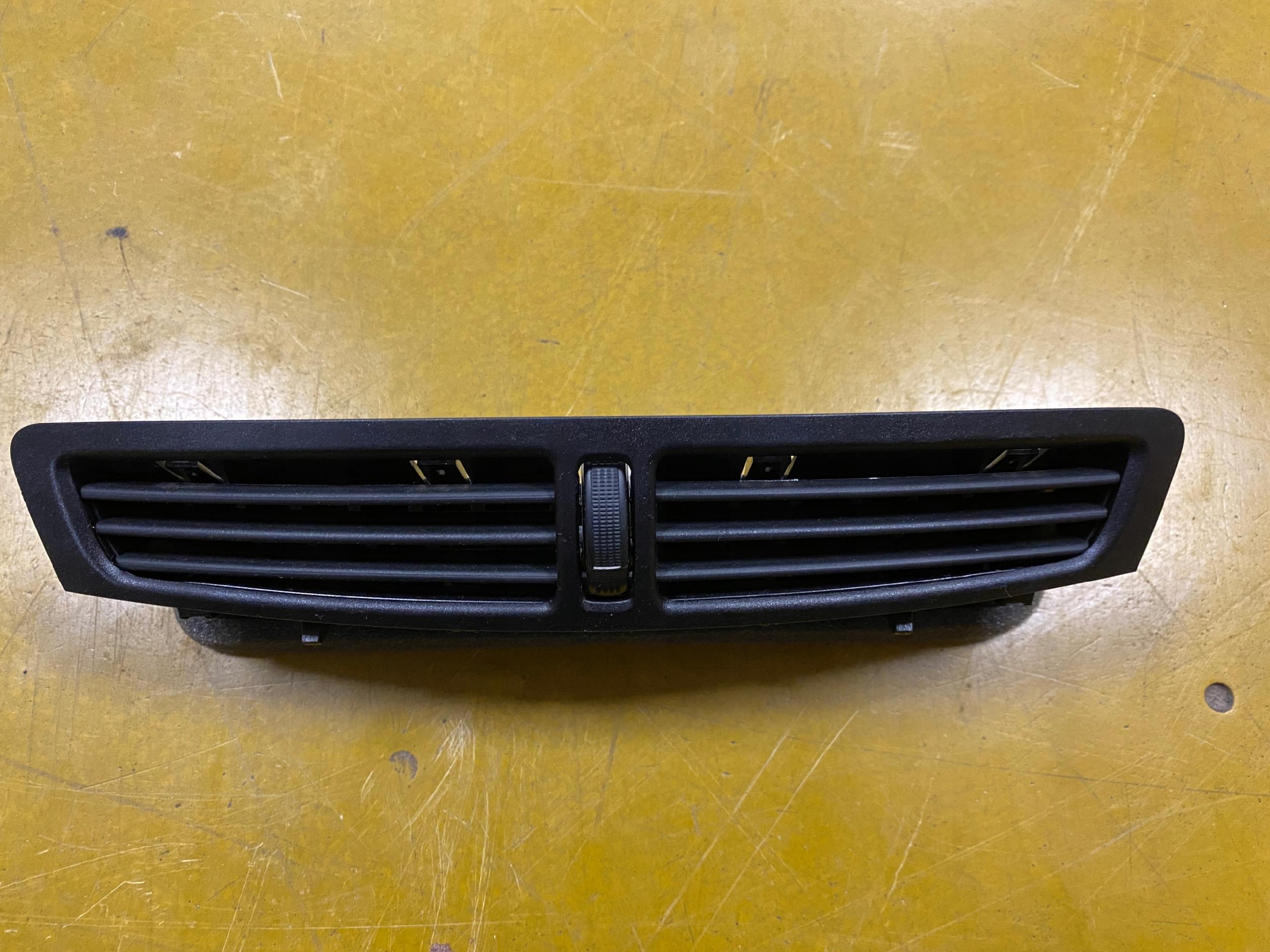 ŚRODKOWA KRATKA NAWIEWU FORD KUGA MK2 AM51R01815A