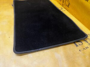 DYWANIK WYCIERACZKA WELUROWY ORYGINALNY PRZÓD PRAWY FORD FIESTA MK8