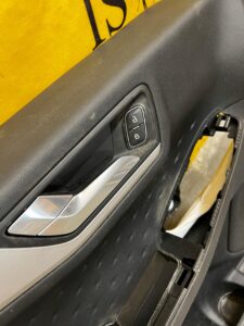 TAPICERKA BOCZEK DRZWI PRZÓD LEWY FORD KUGA MK3