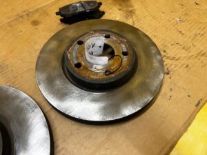 KOMPLET TARCZE KLOCKI HAMULCOWE PRZÓD FORD PUMA II MK2 1.0 ECOBOOST