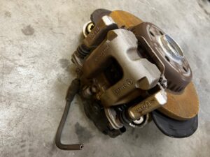 ZWROTNICA ZAWIESZENIE ZACISK TYŁ PRAWY MERCEDES C-KLASA W206 2WD RWD