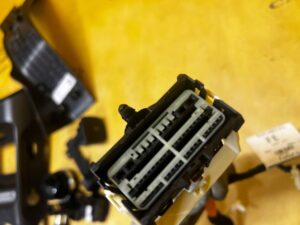 WIĄZKA INSTALACJA KONSOLI TUNELU ŚRODKOWEGO 4 DRZWI FORD BRONCO 21-