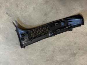 ZAŚLEPKA OSŁONA BOCZEK BAGAŻNIKA KRATKA LEWA LAND ROVER DISCOVERY 5 V L462