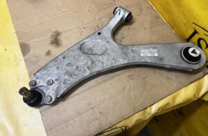 WAHACZ PRZÓD PRZEDNI LEWY PEUGEOT 2008 II