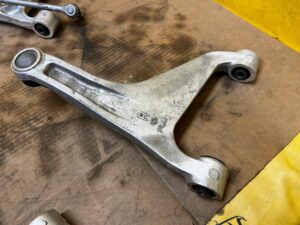 NOWY WAHACZ TYLNY TYŁ PRAWY INFINITI Q50