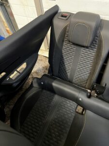 FOTELE KOMPLET WNĘTRZE BOCZKI FOTEL KANAPA PEUGEOT 2008 II P24