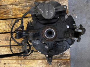 ZWROTNICA PIASTA TARCZA PRZÓD LEWY PEUGEOT 308 II T9 1.5 1.6 BLUE HDI