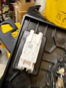 OSŁONA DESKI KONSOLI DOLNA GŁOŚNIK AWARYJNY BMW F40