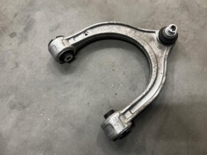 WAHACZ GÓRNY PRZÓD LEWY MERCEDES C-KLASA W206