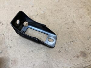 UCHWYT MOCOWANIE WSPORNIK OSŁONY PODWOZIA PORSCHE MACAN 95B