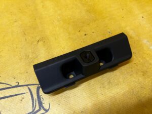 OSŁONA MASKOWNICA GŁOŚNIKA KRATKI GÓRNA DESKI KONSOLI FORD BRONCO 21-