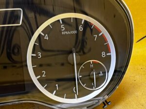 LICZNIK ZEGARY INFINITI Q30 BENZYNA ANGLIK