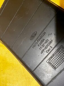 GUMA OSŁONA SCHOWKA PÓŁKI TUNELU ŚRODKOWEGO FORD FUSION LIFT USA