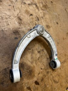 WAHACZ PRZÓD PRZEDNI LEWY GÓRNY MERCEDES GLS X166