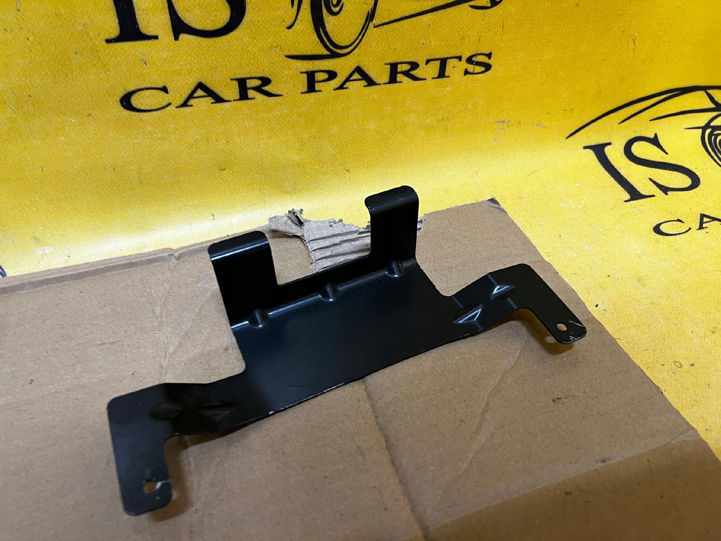 UCHWYT MOCOWANIE WSPORNIK WYKŁADZINY AUDI A8 D5 4N