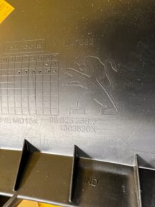 OSŁONA DESKI KONSOLI PRAWA PEUGEOT 308 II T9 EU