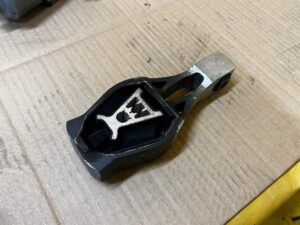 ŁAPA PODUSZKA MOCOWANIE SILNIKA PEUGEOT CITROEN 1.6 HDI