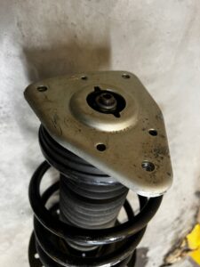 NOGA ZWROTNICA AMORTYZATOR PRZÓD LEWY PEUGEOT 3008 II 5008 II 1.6 BLUE HDI