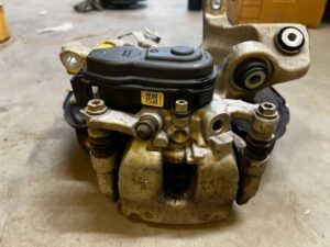 PIASTA ZWROTNICA ZACISK TYŁ LEWY MERCEDES E-KLASA W213 KOMBI