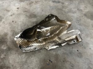 BLACHA OSŁONA TERMICZNA SILNIKA ZAWIESZENIA PRZÓD PRAWA PORSCHE MACAN 95B