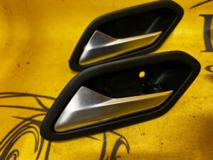 KLAMKA WEWNĘTRZNA DRZWI LEWA CHROM DACIA SANDERO III 2021R