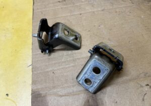 KOMPLET ZAWIASY DRZWI TYŁ LEWY PEUGEOT 2008 II EVL