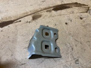 MOCOWANIE WSPORNIK BŁOTNIKA PRZÓD PRAWY MERCEDES A W177 BIAŁA PERŁA