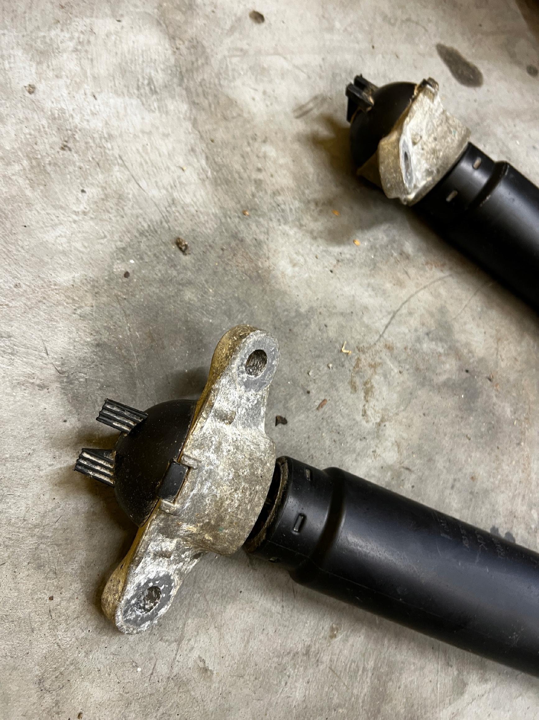 KOMPLET AMORTYZATORY TYŁ TYLNE FORD ESCAPE MK4 1.5 EB 4WD 4X4