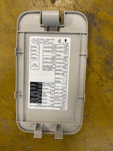 OSŁONA POKRYWA ZAŚLEPKA BEZPIECZNIKÓW INFINITI Q50